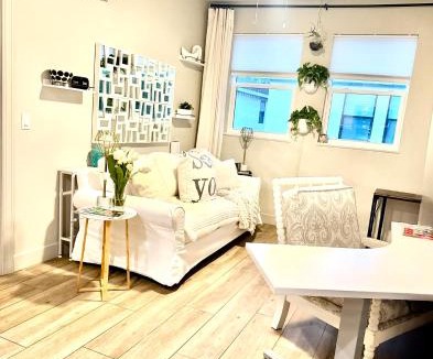 Gillespie Park Apartment | Beachtown Remote Worker Friendly-High Speed WiFi-Pets Welcome-Lido Beach-Opera-Symphony-Walk or Bike to Restaurants-10 Acre Park with Pickleball, Tennis, Basketball