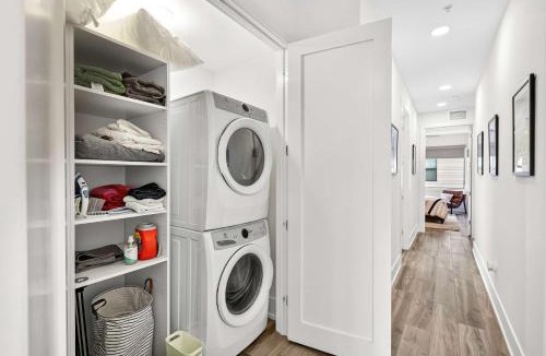 Downtown House | Sunny 4BR Sarasota Retreat With Hot Tub & Rooftop
