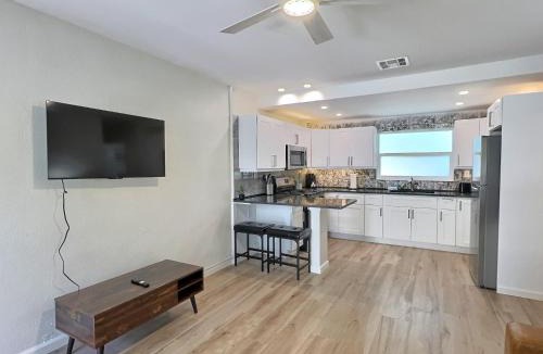 Siesta Key House | Small and Quiet Lakefront Resort on Siesta Key W/Heated Pool and Kayaks
