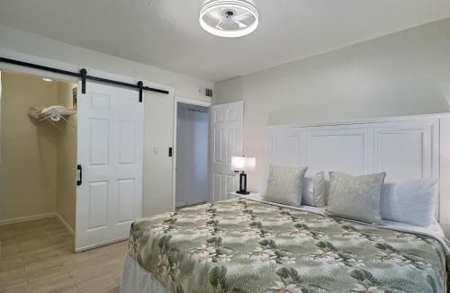 Siesta Key House | Small and Quiet Lakefront Resort on Siesta Key W/Heated Pool and Kayaks