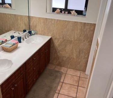 Ludlam House | Private Room - Free Parking - Kendall Area