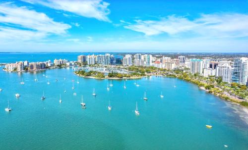 Gillespie Park Apartment | Beachtown Remote Worker Friendly-High Speed WiFi-Pets Welcome-Lido Beach-Opera-Symphony-Walk or Bike to Restaurants-10 Acre Park with Pickleball, Tennis, Basketball