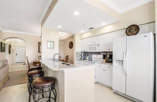 Naples Apartment | Private Golf Course Condo, Club Membership Available!