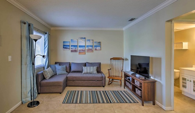 Walk to Beach & Dining: Sunny St Pete Condo!