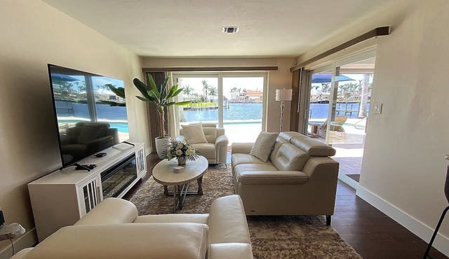 Waterfront Luxury Villa * South Facing * Pool * Jacuzzi * WiFi * Tiki Hut*