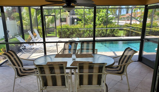 Twin House shared Volleyball pool 3 King bedrooms, 2 sofa sleepes 8