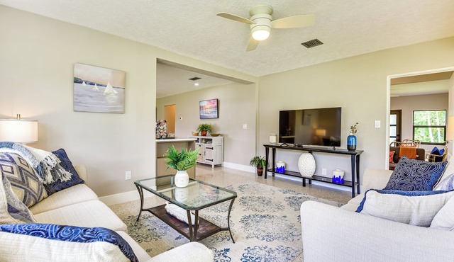 3 Mi to Downtown Bradenton: Family Home w/Yard!