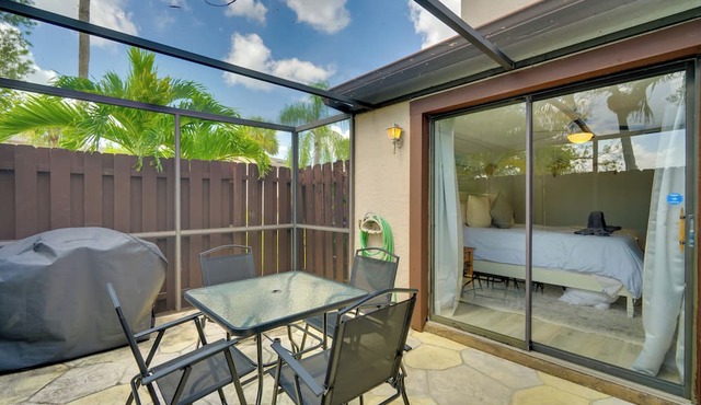 7 Mi to River District & Beach: Fort Myers Retreat