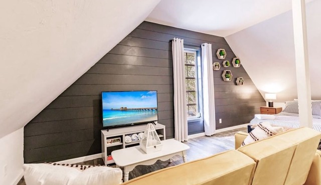 Beach, dining nearby, close to airports. Book now!