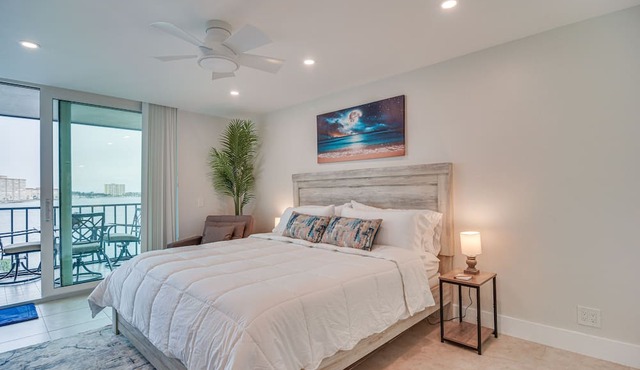 Stylish St Petersburg Condo w/ Balcony + Bay Views