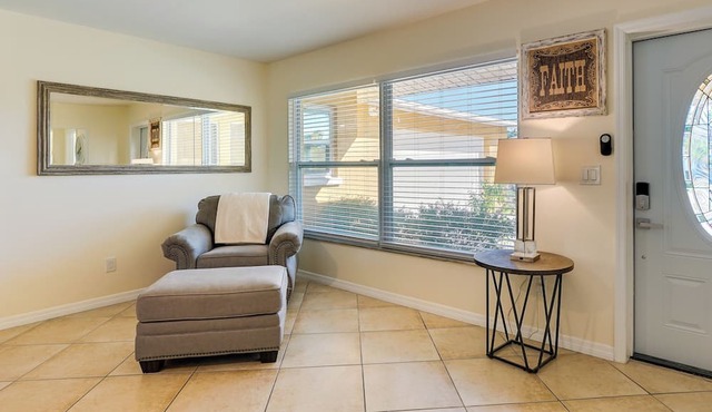 Pet-friendly Englewood Home - 4 Mi to Beach!