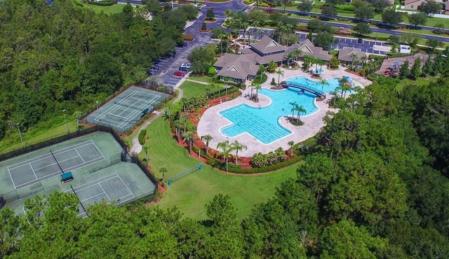 Sharing bedroom with bathroom in a beautifully home near Tampa Premium Outlets,