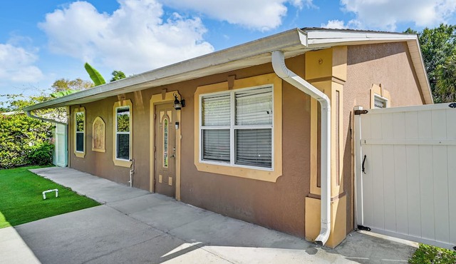 2 Mi to Public Pool! Cozy Naples Cottage w/Patio