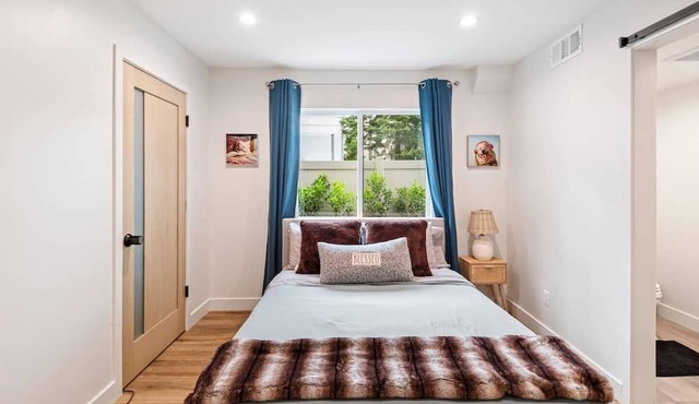 Stylish Sherman Oaks Townhouse W/3 Master Suites in Sherman Oaks