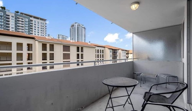Sun & Fun in an Urban Upscale Community.walk to Everything.