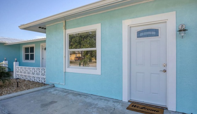 Unit B.CLEAN,Great Location,Dockage Available,HEATED Pool,HUGE Back yard