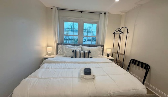 Entire 7BR 5BA w 11 Beds Near I-26 & I-526 w Full Kitchen - Sleeps 20 - Unit F in North Charleston