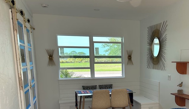 Beachwalk Bungalow on Venice Island - in-ground pool plus beach just steps away!