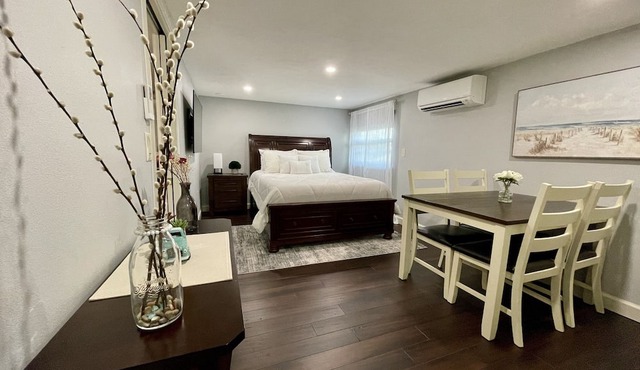 Spacious 3/3 Apt w/Hot Tub/75in TV/Mac Computer