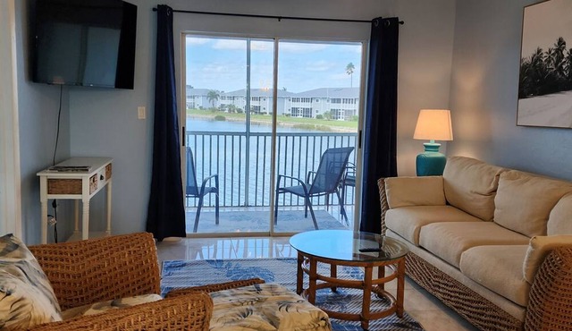 Beautifully renovated lakefront condo! Executive Rental, Monthly Rental