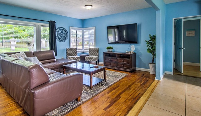 Minutes from Beach, Downtown, LECOM Park, IMG