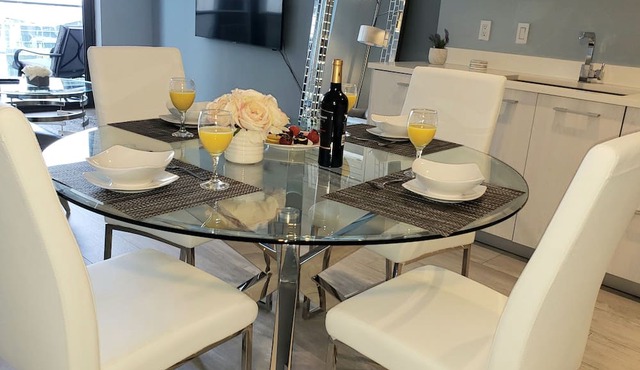 Miami Escape: 1BR+Den near Best! Nightlife, Restaurants, Shops & Luxe Amenities