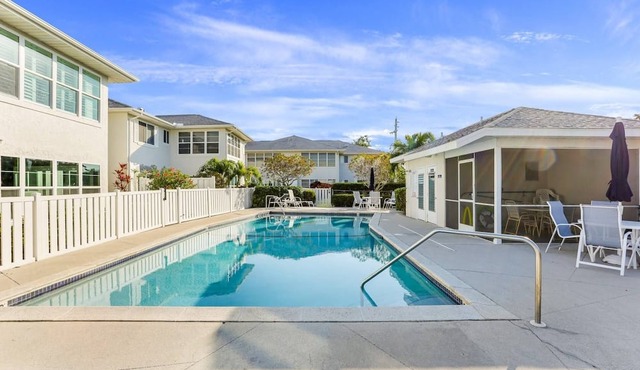 Park Shore Upscale modern condo West of 41, patio w/grill & covered parking