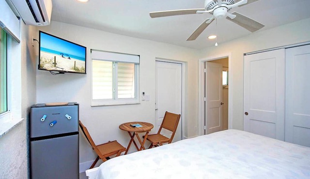 West End Paradise Sanddollar 7 - Quaint Hotel Style Room near the Beach