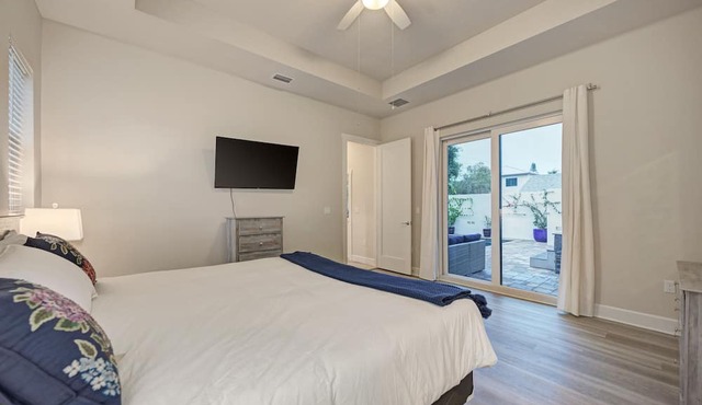 Contemporary, Downtown location, Pool, Spa & Sauna, very close to Beaches