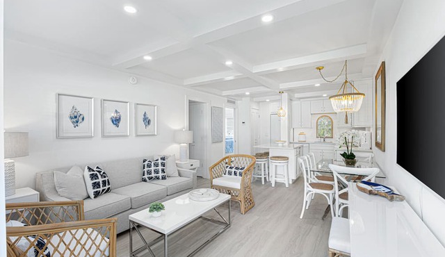Beautiful 2-Bed Steps to Naples Beach & Town!