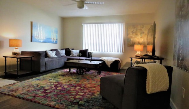 2 bed/2 Ba Venice Island Villa - Walk to Beach & Historic Downtown Venice!