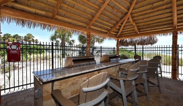 Condo on Siesta Key/Crescent Beach. Steps to ocean and many shops/activities!