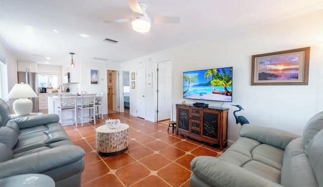 Paradise found - Sun drenched condo 85 Flip Flop Steps to the Beach in Bradenton Beach