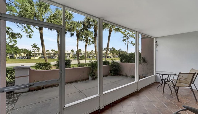 2/2 Ground Unit 10 Min to beach on golf course