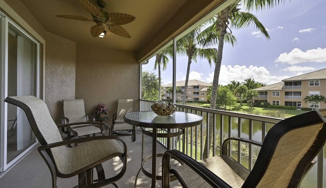 Large Coach Home with lake view - Golf Available! - 5 Mins to Beaches!