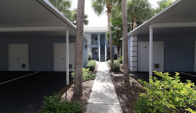 2/2 Vaulted Ceiling 10 Min to beach on golf course