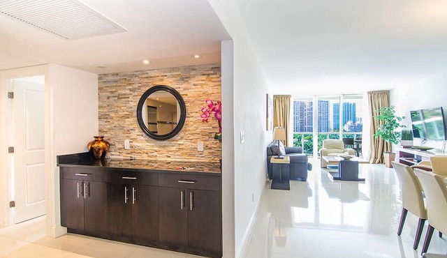 Cozy condo w/city views just 500ft from the beach | WIFI + Parking in Sunny Isles Beach.