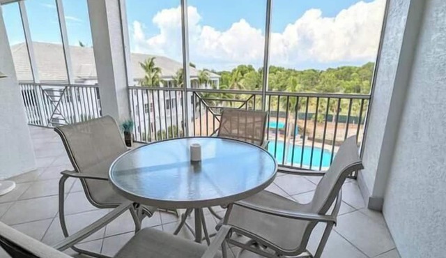 Spacious One Bedroom with Pool View!
