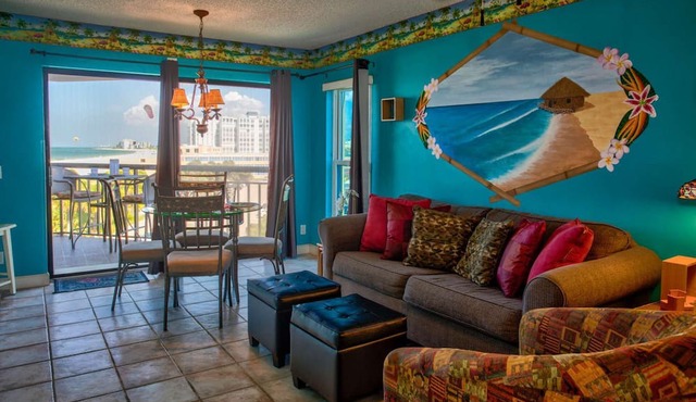 Directly on the Beach. Walk to Shops, Dining & Activities. Heated Pool & Hot Tub. St Pete Beach!
