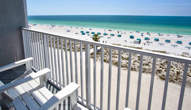 Top Floor Beachfront Couples Getaway: Beach, Pool, Tiki Bar, BBQ Tickets to Top Attractions Included