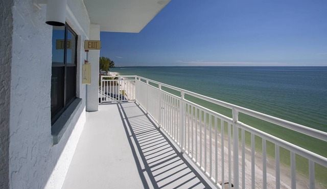Amazing Views, Quiet Beach! Private Beachfront Balcony Off Primary. Tickets to Top Attractions Daily