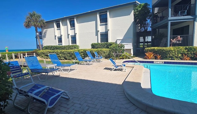 Coastal Luxury on the Gulf | Pool, Tennis & Trolley Beachfront Bliss on Anna Maria Island | Sleeps 6