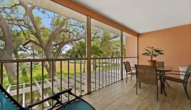 2/2 Vaulted Ceiling 10 Min to beach on golf course