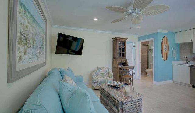 Heart of Siesta Key Village, Walk to Beach, Heated Pool, Comes with Beach Gear!