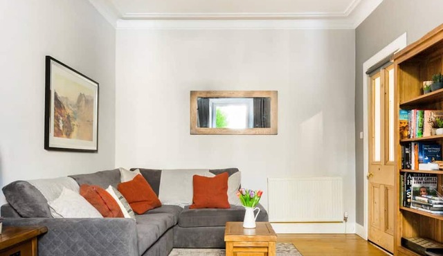 Contemporary Meets Traditional in this Scottish Apartment in Edinburgh