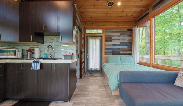 2-Person Romantic Treehouse Getaway in Hocking Hills, Ohio in South Bloomingville