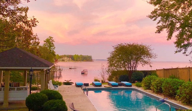 Lakefront Heaven! Pool, Cabana, Big yard & porches, kayak, In Lex! Boat Option! in Lexington