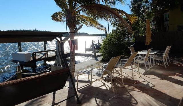 Peaceful Setting, on the water of Little Sarasota Bay