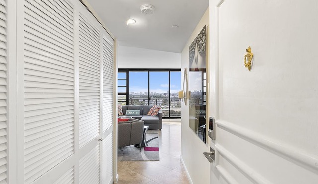 Luxury Dwntwn Condo In The Sky – 1 Mile To Beach – King Bed – W/D – 3 Balconies in Hollywood