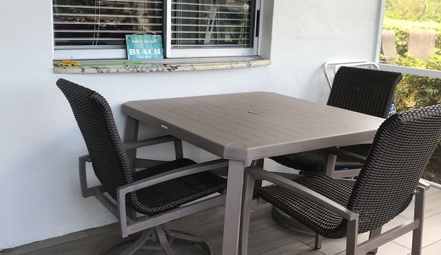 Central Naples Condo (1 E) Close to beach.